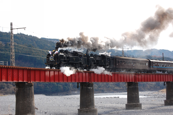 大井川鐵道SL蒸氣火車與懷舊車廂。（圖片提供／行政院農委會林務局）