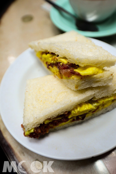 小小的店面每日從早到晚都座無虛席，茶飲、點心都是老饕們的愛。（圖片提供／MOOK編輯部任祥攝）