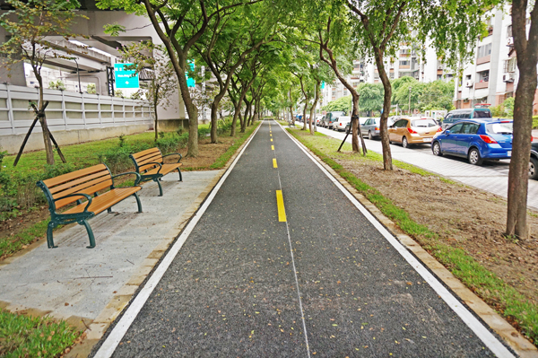南京東路六段自行車道已完工開通。（圖片來源／台北市交通管制工程處）