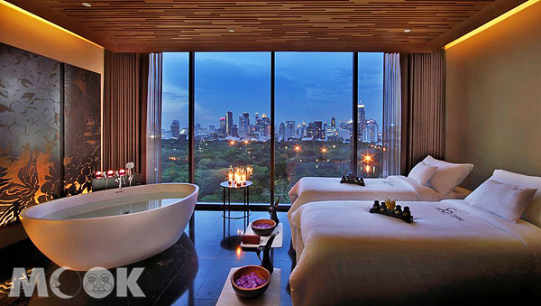 曼谷索菲特所飯店，在房裡就能享受浪漫夜景。（圖片提供／Hotels.com）