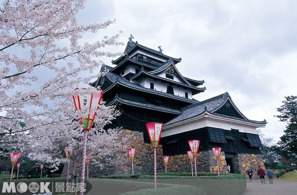 松江城是賞櫻的名所，浪漫春櫻掩蓋了古城的肅穆威武。（圖片提供／MOOK編輯部）