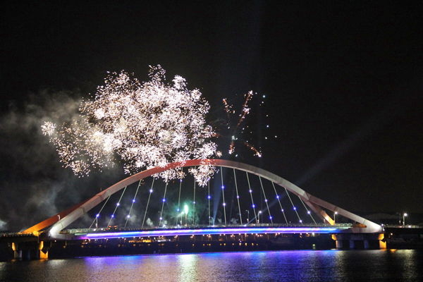 橫跨東港溪的進德大橋光雕秀，將於黑鮪魚季活動期間上演。（圖片來源／屏東縣政府觀光傳播處）