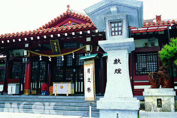 位於斷崖上的波上宮是琉球八社中最上位的神社，建於琉球王國時代。（圖片提供／MOOK編輯部）