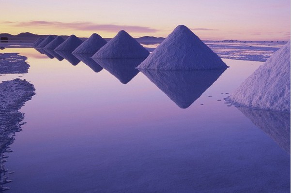 夕陽西下前夢幻的烏尤尼鹽湖（圖片來源／http://www.boomsbeat.com）