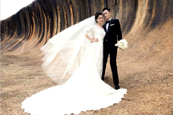 徐若瑄與夫婿在西澳柏斯波浪岩拍攝婚紗照。（圖片來源／徐若瑄臉書）