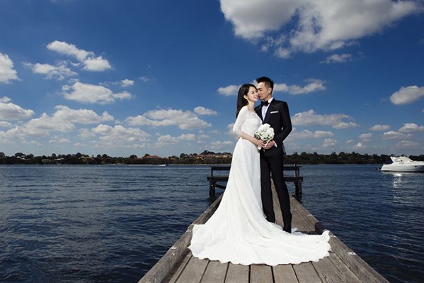 西澳柏斯天鵝湖的景色時分秀麗，拍起婚紗照來顯得特別動人。（圖片來源／徐若瑄臉書）
