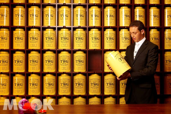 TWG Tea 沙龍與精品店店內牆面有大面積茶葉鐵製罐，視覺上相當搶眼。(圖片提供／TWG Tea Taiwan)