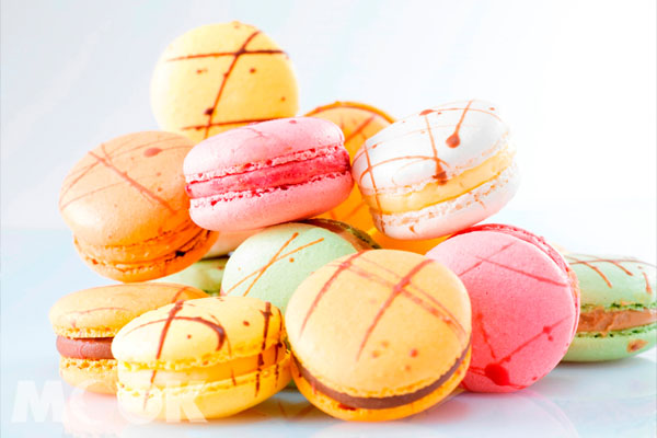 澳門金沙的「甜點」亦提供一系列法式糕點（右）及多款讓人難以抗拒的法式小圓餅（左），味道包括香草、伯爵茶，及海鹽焦糖。(圖片提供／澳門金沙酒店)