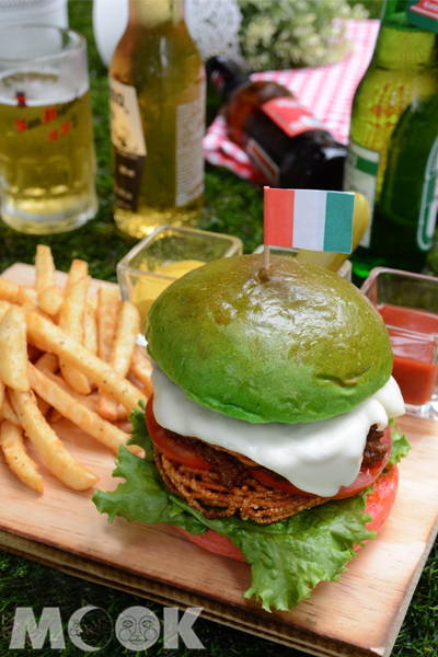 君品酒店2014年世足賽限定漢堡 Pasta Burger。（圖片提供／雲朗觀光）