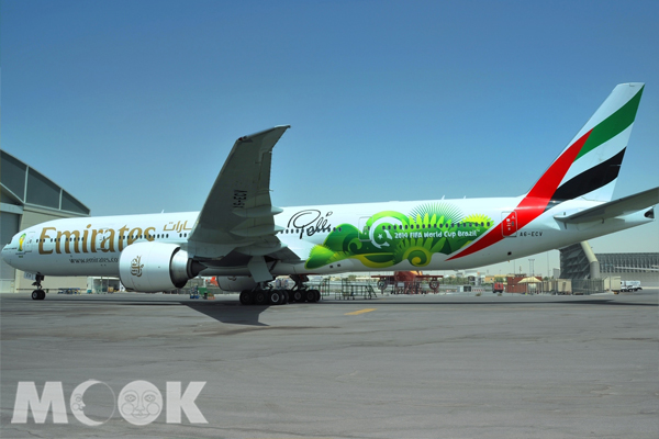 波音777-300ER「球王比利」彩繪機於2014世足賽期間，經由杜拜載運來自世界各地的球迷前往聖保羅。後續將有另外兩架波音777及空中巴士A380客機冠以相同的塗裝。(圖片提供／阿聯酋航空)