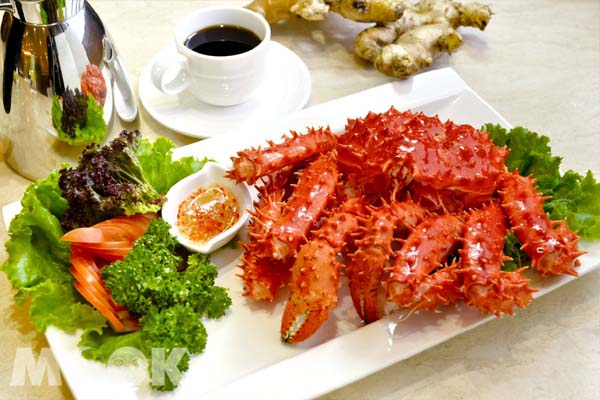 六人同行，共享肉質鮮甜肥美的智利帝王蟹一隻！(圖片提供／富信大飯店)