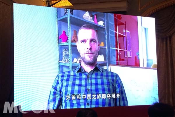 大黃鴨中國之旅新聞記者會現場，霍夫曼以影像現身發表談話。(圖片提供／蔚龍藝術)