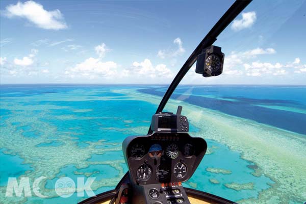搭直升機鳥瞰更能感受大堡礁之美。(圖片提供／昆士蘭旅遊局)