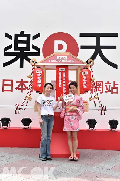 日本女星大久保麻梨子與樂天營運長一同為活動揭開序幕。(圖片提供／台灣樂天)