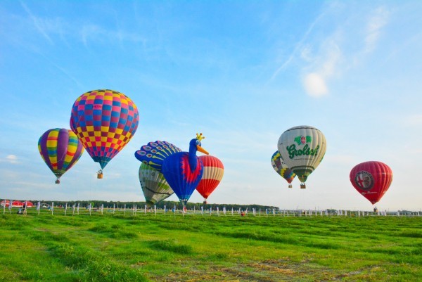 彰化費茲洛熱氣球嘉年華，是中台灣最大的熱氣球活動，吸引許多人前往體驗。(圖片來源／彰化縣政府)