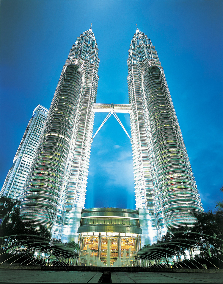 吉隆坡國油雙峰塔是著名電影「將計就計」的拍攝場景，也是世界精品、時裝與珠寶的集中地