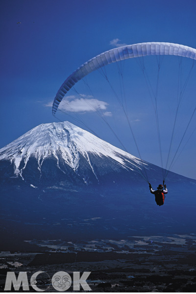 飛行傘體驗活動，讓旅客得以用飛行的方式觀賞富士山各種風貌。(圖片提供／靜岡縣國際經濟振興會 ）