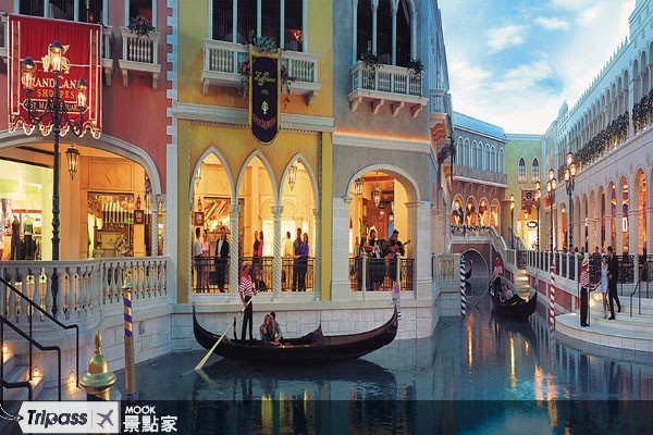 運河上唱著醉人情歌的貢多拉船夫、色彩繽紛的威尼斯建築及景色，都是澳門威尼斯人著名特色之一。。（圖片提供／墨刻編輯部）