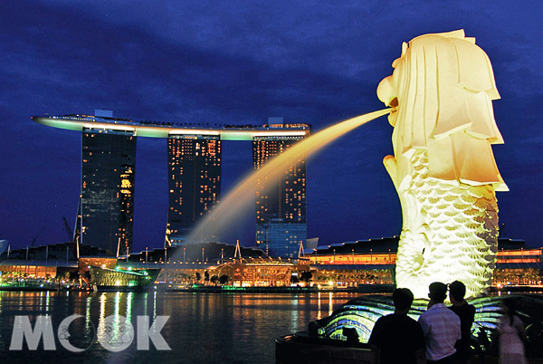 魚尾獅對望的海灣金沙綜合娛樂城壯觀的建築工法與風格也使它成為新加坡的指標性建築之一。（圖片提供／墨刻編輯部）