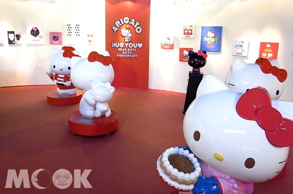 40週年特展大廳讓Hello Kitty每個年份的代表造型完整呈現於此。（攝影／MOOK景點家張盈盈）