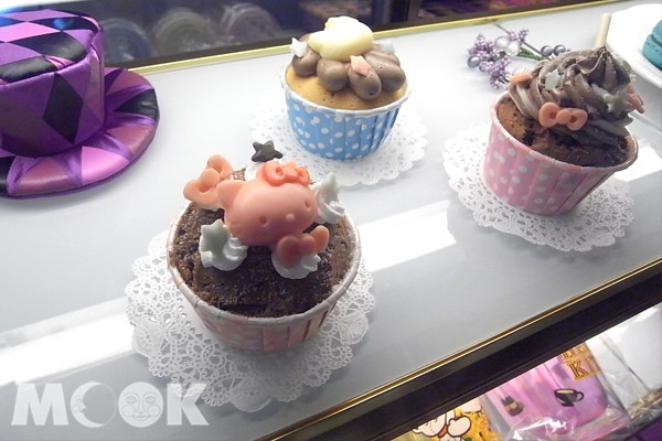 造型可愛的Hello Kitty杯子蛋糕、馬卡龍禮盒是展場限定的美味甜點。（攝影／MOOK景點家張盈盈）