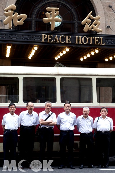 上海老爵士老樂手們在和平飯店前合影。(圖片提供／天馬行空)