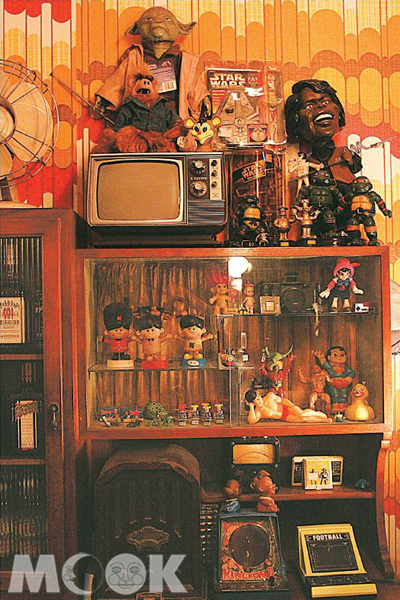 造型摩登的櫥櫃、電視機、風扇、打字機⋯都是店主人從各地搜集來的古董家具。(圖片提供／墨刻編輯部）