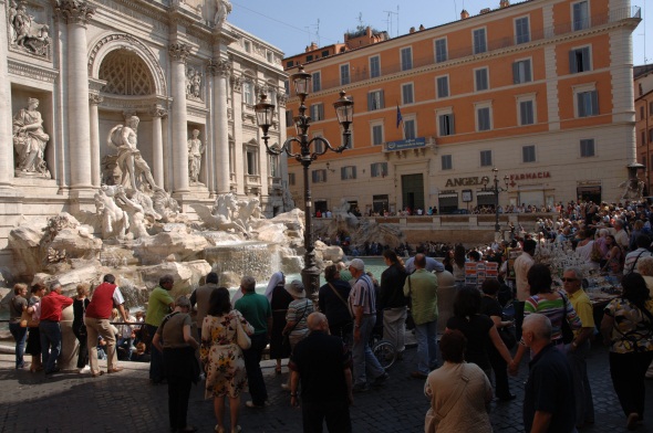 許願池充滿戲劇效果的雕刻加上有電影羅馬假期加持，讓特萊維噴泉成為相當著名的景點。(圖片提供／ROMA sito turistico ufficiale)