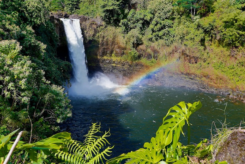 瀑布背後的岩洞，在夏威夷傳說中是創造了夏威夷島的女神Hina的住所。(圖片來源／Wasabi Tours Hawaii）