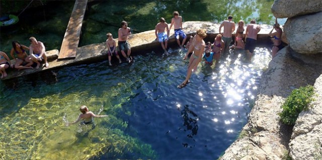 縱然躍下40公尺深的雅各井，享受墜落的刺激感。(圖片來源／earthporm.com）