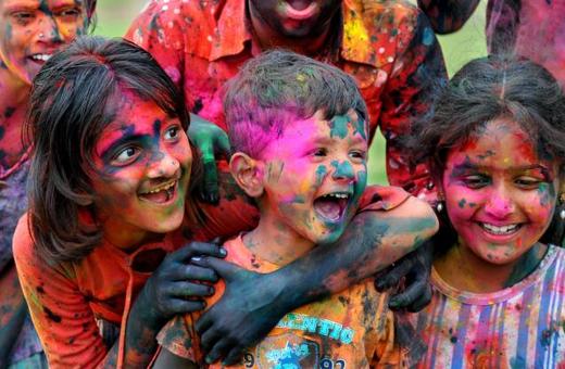 色彩節人們為彼此塗抹上色彩，享受擁抱以及祝福。(圖片來源／dogonews）