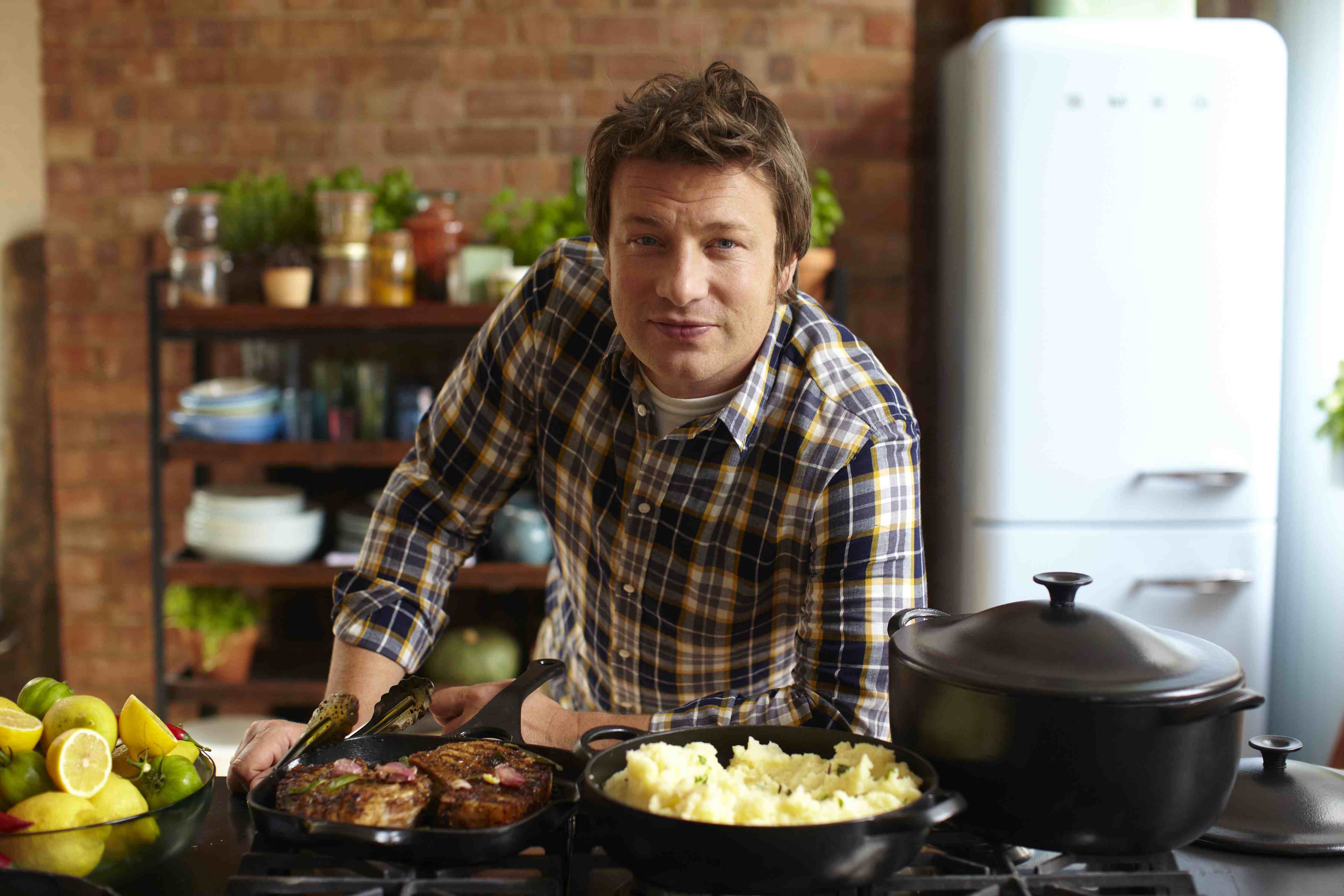 傑米奧利佛是一位英國廚師與烹飪推廣家，以原味主廚之名廣為人知，他因擅長使用有機食材，以及幫助改變英國學校的飲食習慣而為人熟悉。。(圖片來源／beautifulkitchensblog）