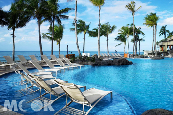 來到衝浪勝地夏威夷感受熱情氣氛，優游在無際泳池中感受夏威夷式的浪漫。(圖片提供／Hotels.com）