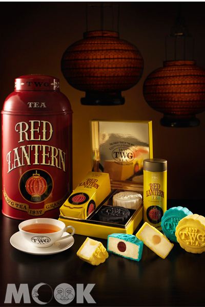 TWG Tea紅燈籠茗茶月餅禮盒-二入茗茶雪藏月餅，搭配TWG Tea Haute Couture頂級訂製系列—紅燈籠茗茶。(圖片提供／TWG Tea）