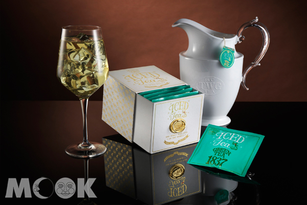 TWG Tea 1837綠茶手工冰茶包禮盒與玻璃冰瓶。(圖片提供／TWG Tea）