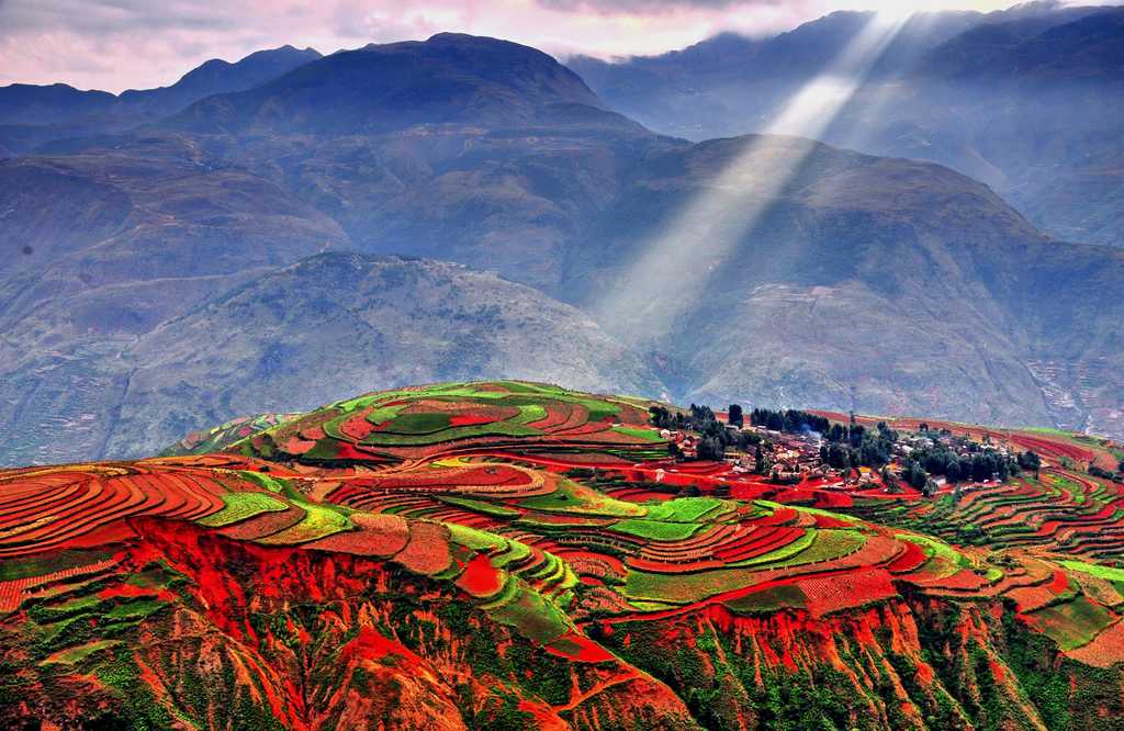 陽光穿過了雲層撒在雲南紅土高原上，壯闊美景讓人驚豔。(圖片來源／absolutechinatours）