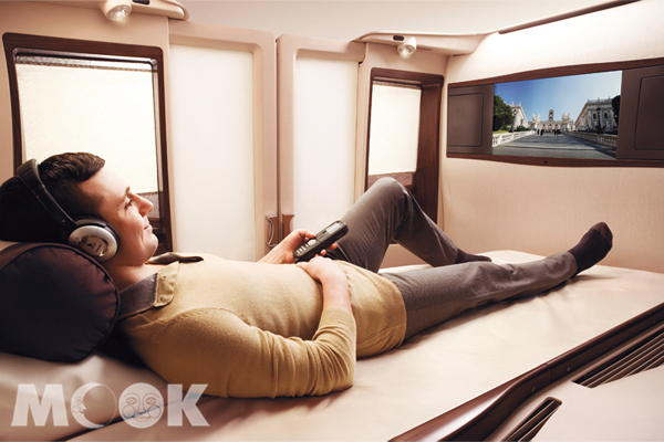 世界最大客機A380豪華套房內設機上娛樂系統，讓旅客除了可以舒服的長途飛行外也不會感到無聊。(圖片提供／新加坡航空）