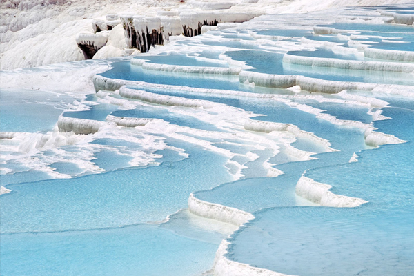 富含碳酸鈣的溫泉水，層層疊疊出的美麗的雪白石灰岩。(圖片來源／umnistanbulstudyabroad)