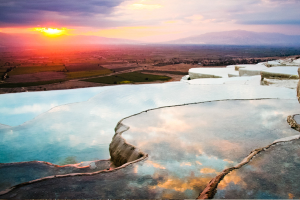 除了雪白美景，棉堡溫泉水映照夕陽彩霞時的樣子讓人驚艷。(圖片來源／huffingtonpost)