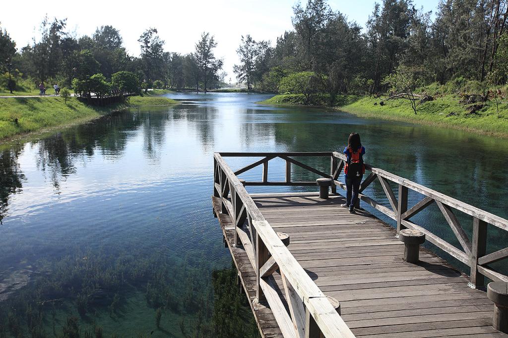 台東森林公園中的琵琶湖，湖邊成排的木麻黃與木造涼亭，將琵琶湖營造出一種清幽之美的氣息。(圖片來源／台東觀光局）