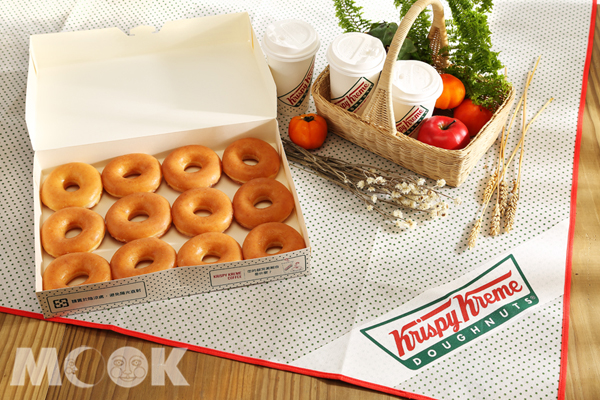 Krispy Kreme推出中秋限量野餐墊，民眾可透過加購或購買三盒即贈送方式獲得。(圖片提供／Krispy Kreme）