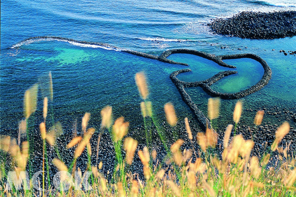 國際知名旅遊雜誌，將澎湖評選為非去不可的秘密島嶼之一，圖為七美雙心石滬。(攝影／鄭全順　圖片提供／澎湖風管處)