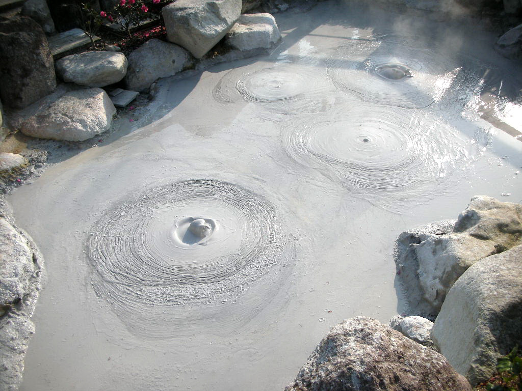 厚重濃稠的泥漿泉，冒泡時會發出相當大的聲響。(圖片來源／beppu-jigoku）