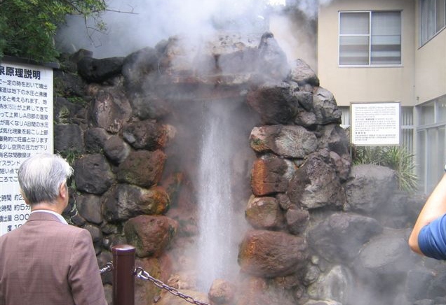 噴發的龍卷地獄，散出的灼熱水氣。(圖片來源／beppu-jigoku）