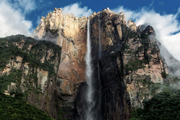 天使瀑布是世界上高低落差最大的瀑布。(圖片來源／Vadim Petrakov）