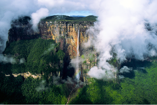 委內瑞拉最大的自然保護區卡奈瑪國家公園，擁有許多瀑布，被譽為瀑布之鄉。(圖片來源／funmozar）