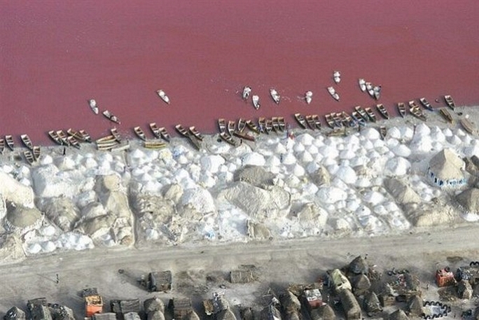 非洲塞內加爾玫瑰湖湖泊沿岸，堆滿了一座座潔白鹽山。(圖片來源／lisolache.altervista）