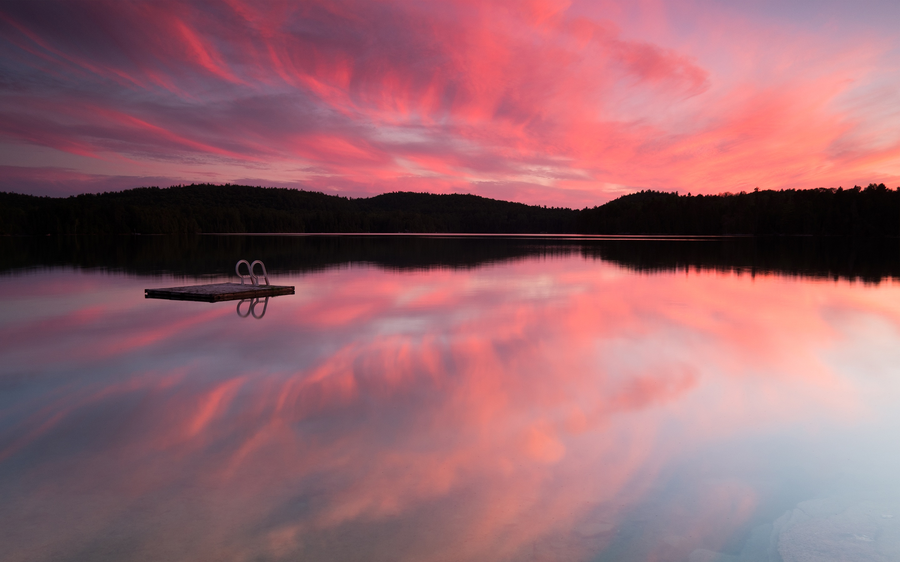 粉紅色湖面像一面鏡子映著天光彩霞。(圖片來源／hqwide）