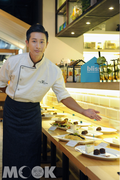 bliss café 登場的這天，知名演員Darren化身一日型男主廚，站台支持。(圖片提供／bliss café）