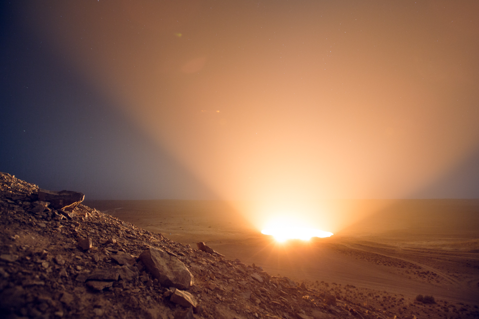 荒漠中的地獄之門，在夜裡散發光芒更顯神秘。(圖片來源／teamdetour）